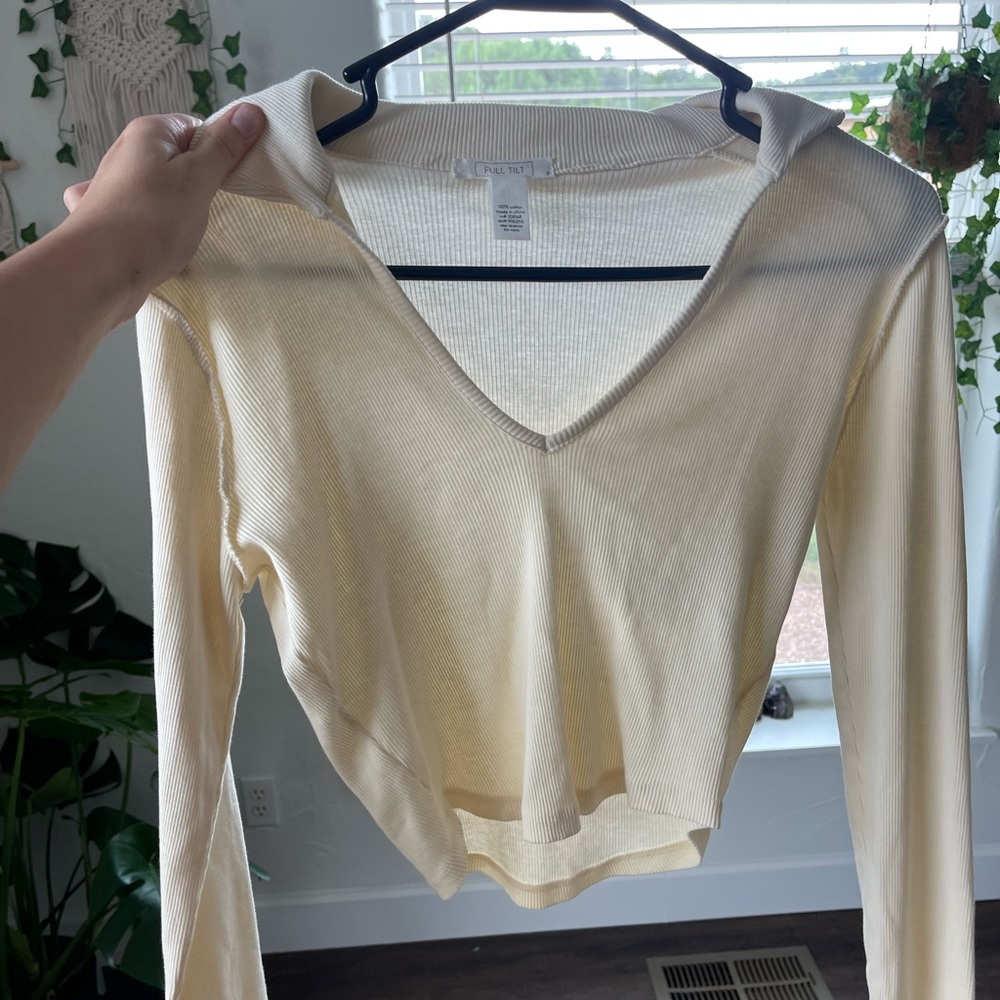 Collared v-neck long sleeve top